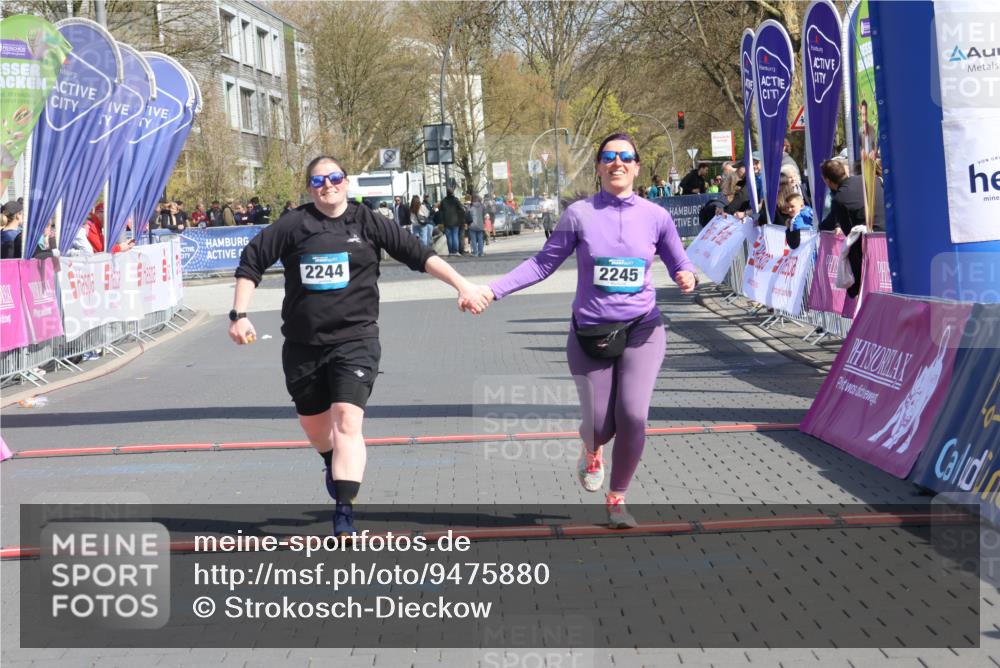 12.04.2026 - 45. Internationalen Wilhelmsburger Insellauf Strokosch-Dieckow http://msf.ph/oto/9475880 12.04.2026 11:33:06 Ziel 2244, 2245 meine-sportfotos.de