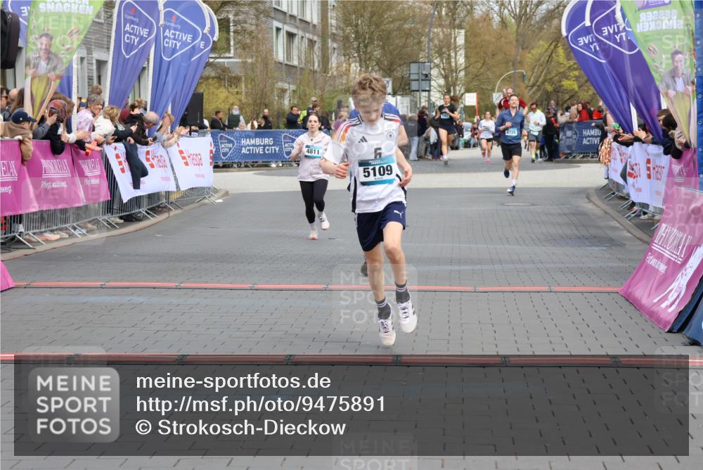 12.04.2026 - 45. Internationalen Wilhelmsburger Insellauf Strokosch-Dieckow http://msf.ph/oto/9475891 12.04.2026 12:56:04 Ziel 5109, 5361, 4811 meine-sportfotos.de