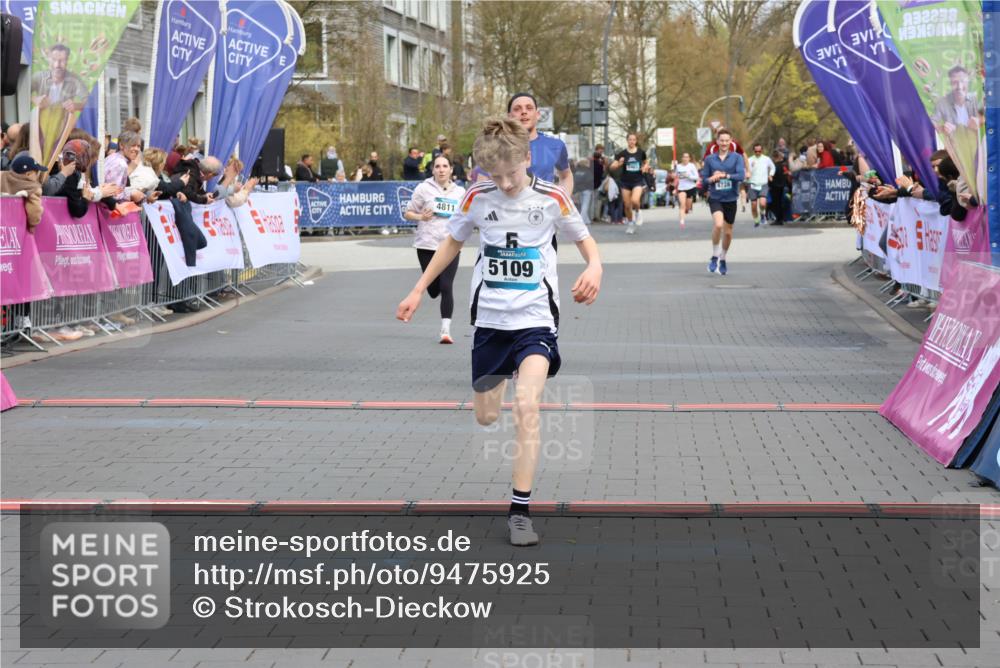 12.04.2026 - 45. Internationalen Wilhelmsburger Insellauf Strokosch-Dieckow http://msf.ph/oto/9475925 12.04.2026 12:56:04 Ziel 5109, 5361, 4811 meine-sportfotos.de