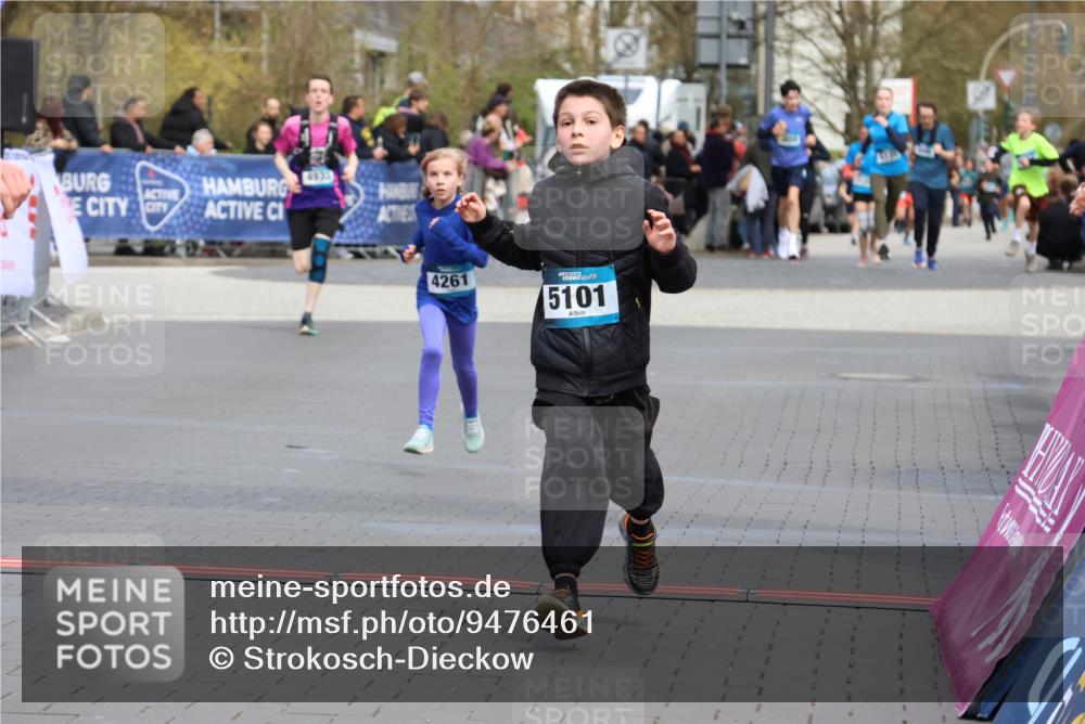 12.04.2026 - 45. Internationalen Wilhelmsburger Insellauf Strokosch-Dieckow http://msf.ph/oto/9476461 12.04.2026 12:56:46 Ziel 4545, 5101, 4261 meine-sportfotos.de