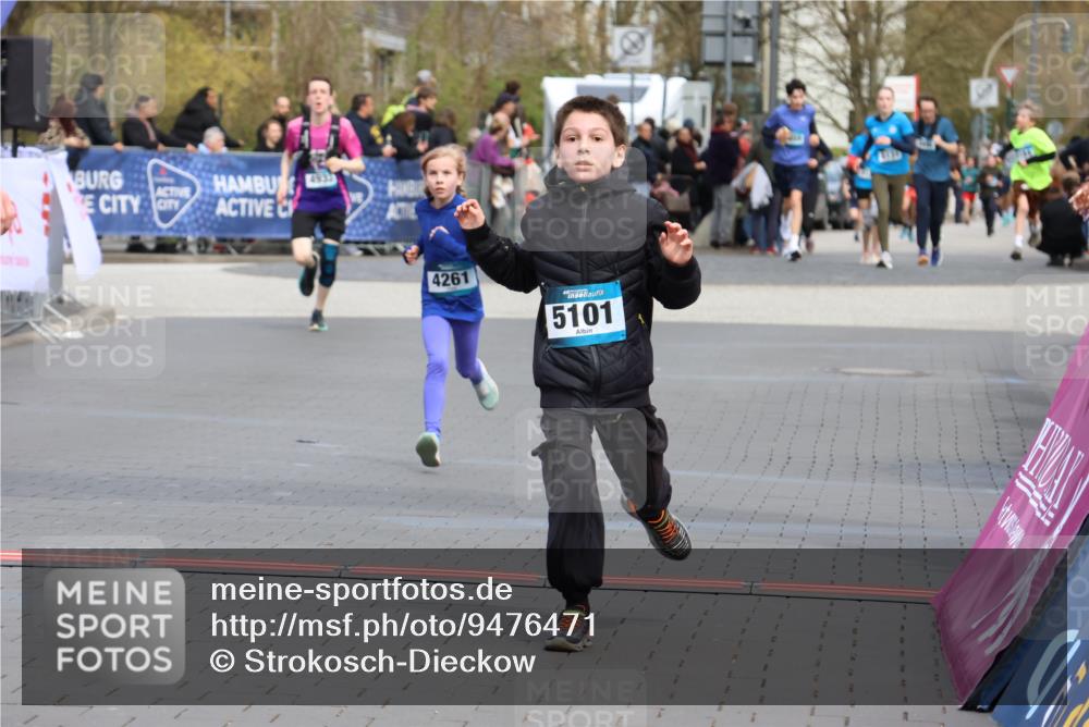 12.04.2026 - 45. Internationalen Wilhelmsburger Insellauf Strokosch-Dieckow http://msf.ph/oto/9476471 12.04.2026 12:56:46 Ziel 4545, 5101, 4261 meine-sportfotos.de