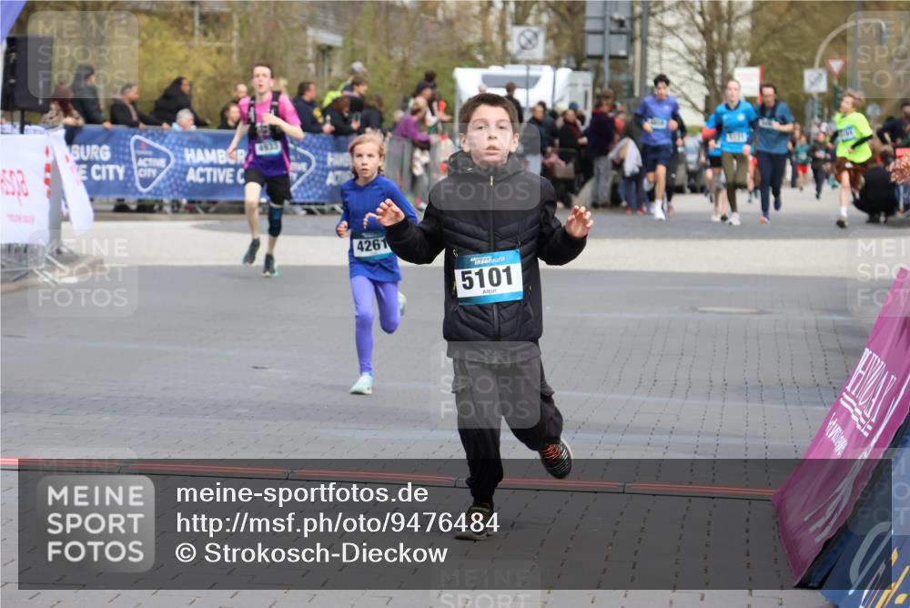 12.04.2026 - 45. Internationalen Wilhelmsburger Insellauf Strokosch-Dieckow http://msf.ph/oto/9476484 12.04.2026 12:56:46 Ziel 4545, 5101, 4261 meine-sportfotos.de