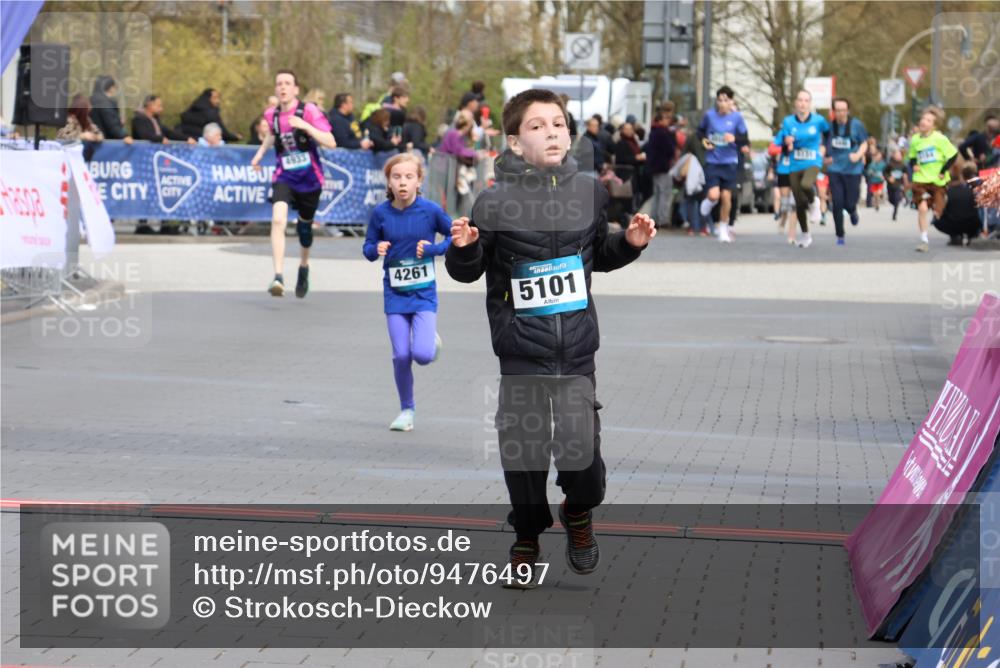 12.04.2026 - 45. Internationalen Wilhelmsburger Insellauf Strokosch-Dieckow http://msf.ph/oto/9476497 12.04.2026 12:56:46 Ziel 4545, 5101, 4261 meine-sportfotos.de