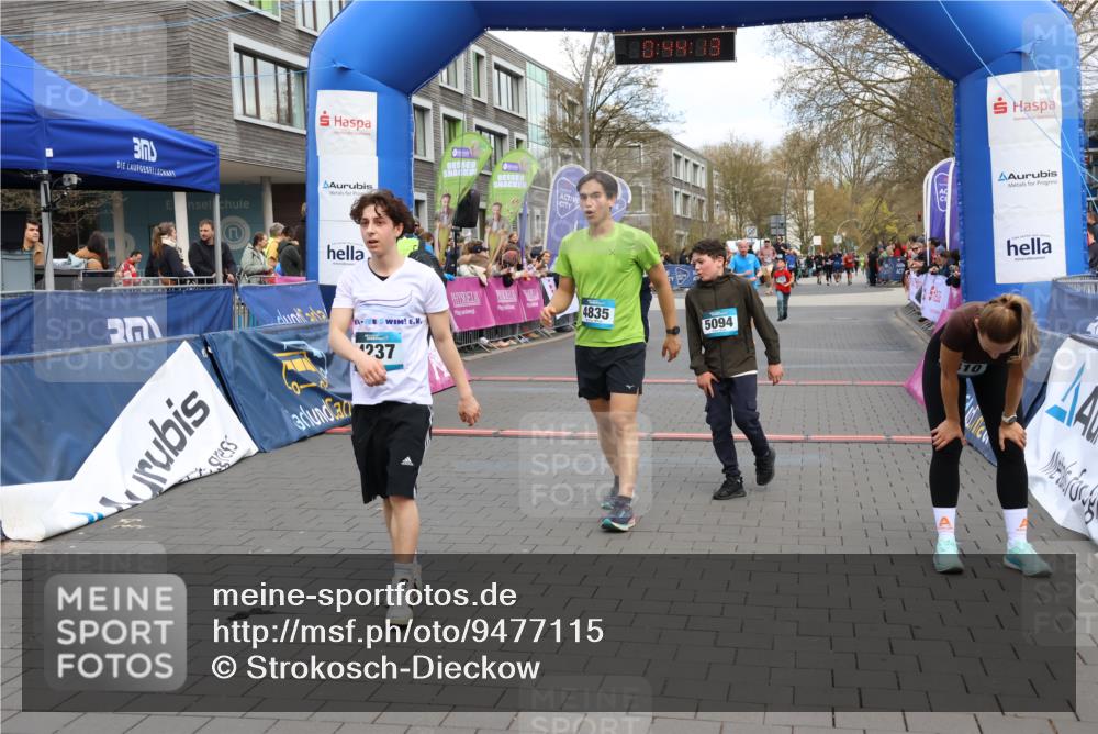 12.04.2026 - 45. Internationalen Wilhelmsburger Insellauf Strokosch-Dieckow http://msf.ph/oto/9477115 12.04.2026 12:57:13 Ziel 5094, 4835, 5141, 5549, 5163 meine-sportfotos.de