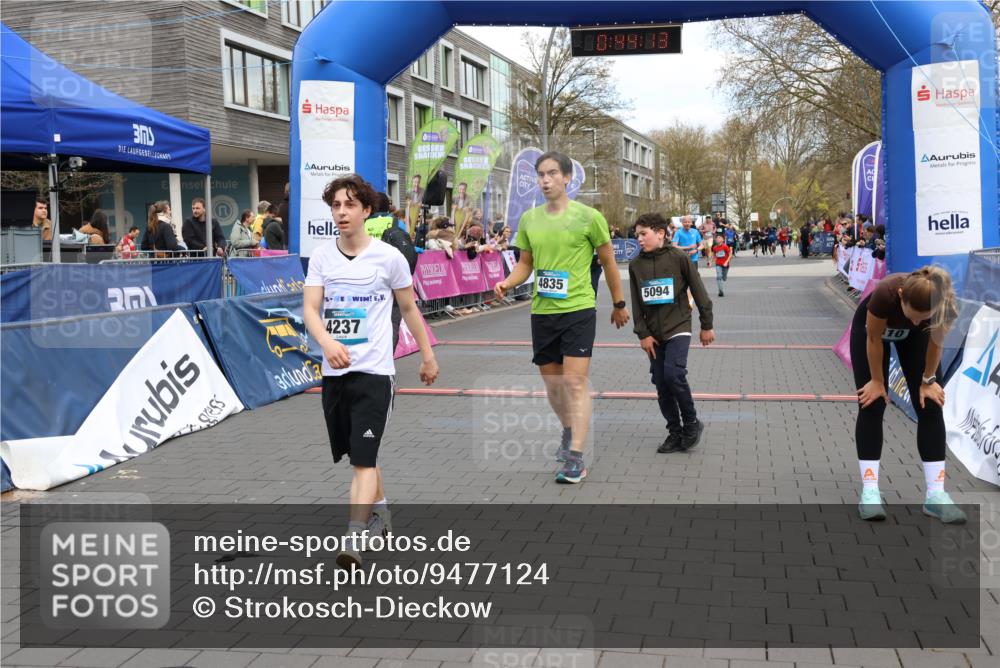 12.04.2026 - 45. Internationalen Wilhelmsburger Insellauf Strokosch-Dieckow http://msf.ph/oto/9477124 12.04.2026 12:57:13 Ziel 5094, 4835, 5141, 5549, 5163 meine-sportfotos.de