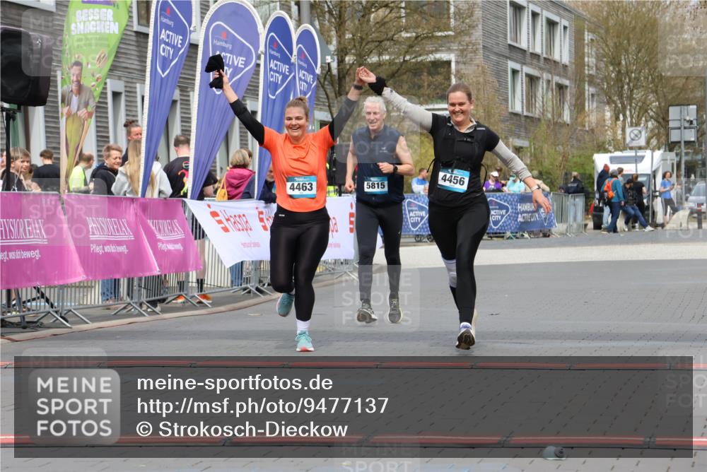 12.04.2026 - 45. Internationalen Wilhelmsburger Insellauf Strokosch-Dieckow http://msf.ph/oto/9477137 12.04.2026 13:31:09 Ziel 4456, 4463, 5815 meine-sportfotos.de