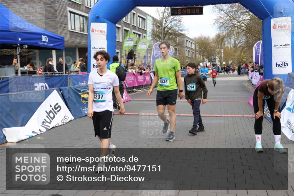 12.04.2026 - 45. Internationalen Wilhelmsburger Insellauf Strokosch-Dieckow http://msf.ph/oto/9477151 12.04.2026 12:57:13 Ziel 5094, 4835, 5141, 5549, 5163 meine-sportfotos.de