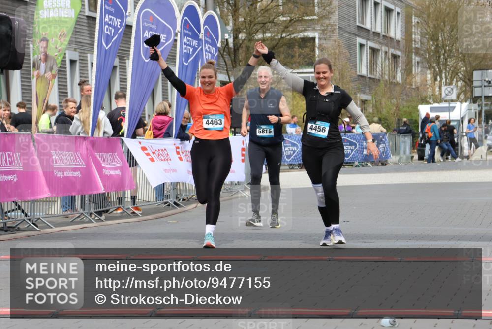 12.04.2026 - 45. Internationalen Wilhelmsburger Insellauf Strokosch-Dieckow http://msf.ph/oto/9477155 12.04.2026 13:31:08 Ziel 4456, 4463, 5815 meine-sportfotos.de
