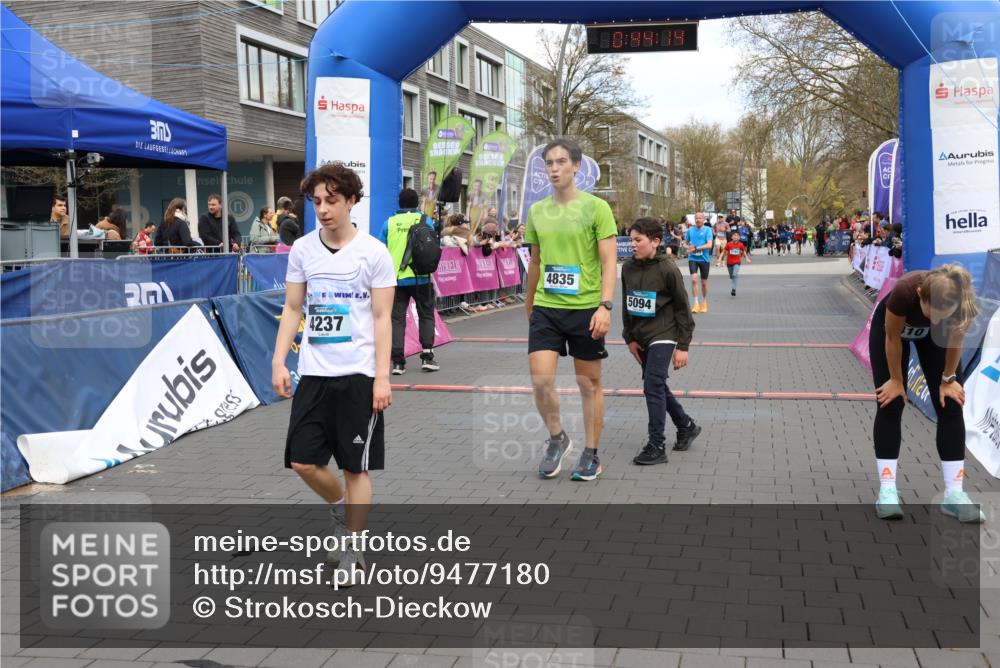 12.04.2026 - 45. Internationalen Wilhelmsburger Insellauf Strokosch-Dieckow http://msf.ph/oto/9477180 12.04.2026 12:57:13 Ziel 5094, 4835, 5141, 5549, 5163 meine-sportfotos.de