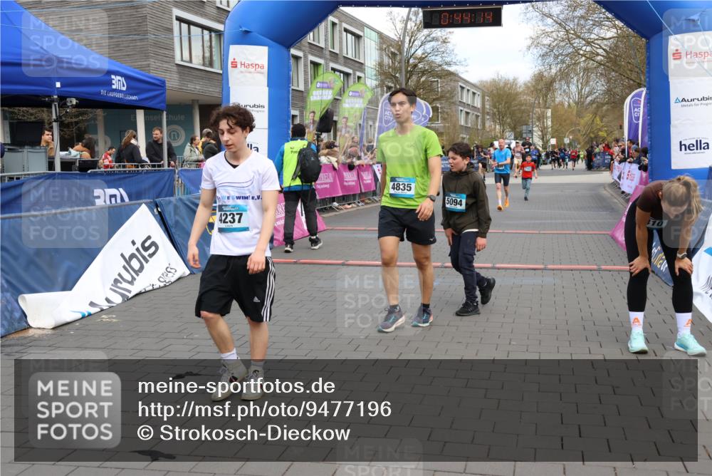 12.04.2026 - 45. Internationalen Wilhelmsburger Insellauf Strokosch-Dieckow http://msf.ph/oto/9477196 12.04.2026 12:57:13 Ziel 5094, 4835, 5141, 5549, 5163 meine-sportfotos.de