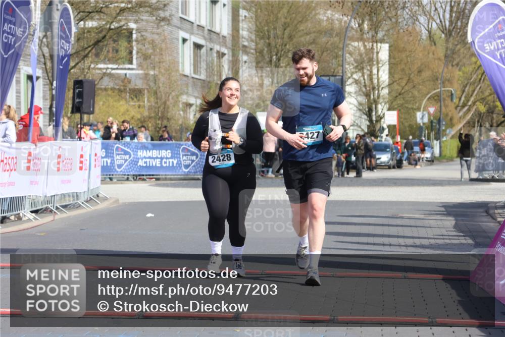 12.04.2026 - 45. Internationalen Wilhelmsburger Insellauf Strokosch-Dieckow http://msf.ph/oto/9477203 12.04.2026 11:36:51 Ziel 2428, 2427 meine-sportfotos.de