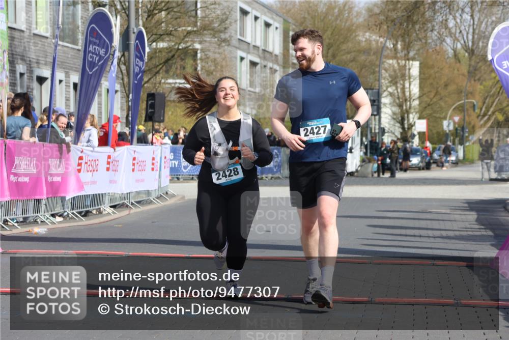 12.04.2026 - 45. Internationalen Wilhelmsburger Insellauf Strokosch-Dieckow http://msf.ph/oto/9477307 12.04.2026 11:36:52 Ziel 2428, 2427 meine-sportfotos.de