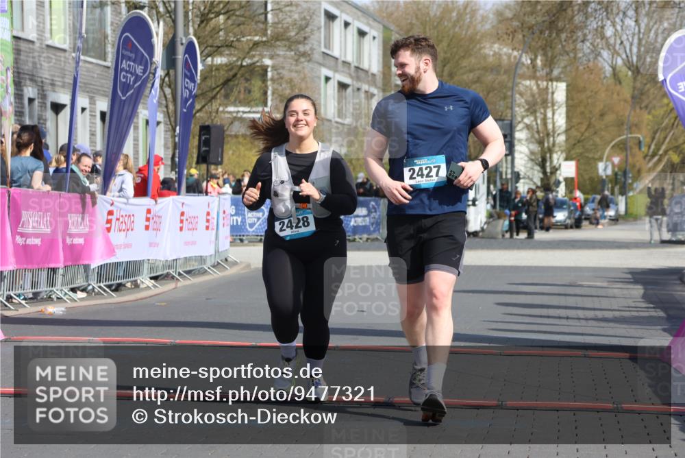 12.04.2026 - 45. Internationalen Wilhelmsburger Insellauf Strokosch-Dieckow http://msf.ph/oto/9477321 12.04.2026 11:36:52 Ziel 2428, 2427 meine-sportfotos.de