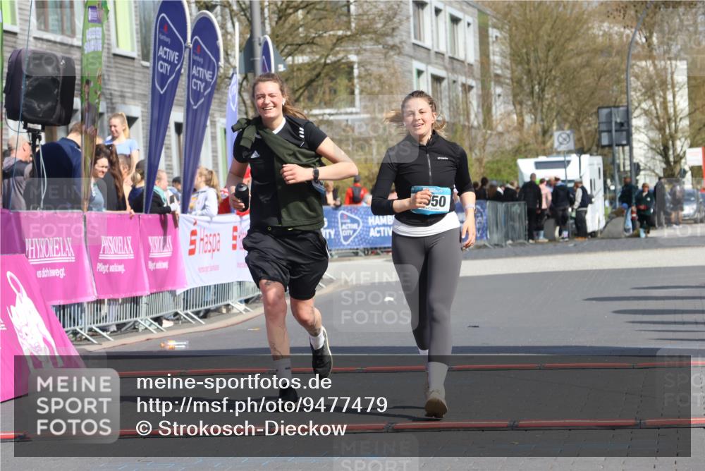 12.04.2026 - 45. Internationalen Wilhelmsburger Insellauf Strokosch-Dieckow http://msf.ph/oto/9477479 12.04.2026 11:37:47 Ziel 3050, 3051 meine-sportfotos.de