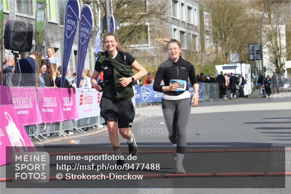 12.04.2026 - 45. Internationalen Wilhelmsburger Insellauf Strokosch-Dieckow http://msf.ph/oto/9477488 12.04.2026 11:37:47 Ziel 3050, 3051 meine-sportfotos.de