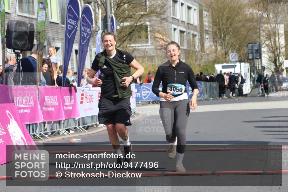 12.04.2026 - 45. Internationalen Wilhelmsburger Insellauf Strokosch-Dieckow http://msf.ph/oto/9477496 12.04.2026 11:37:47 Ziel 3050, 3051 meine-sportfotos.de