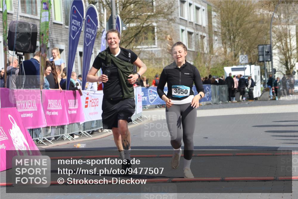 12.04.2026 - 45. Internationalen Wilhelmsburger Insellauf Strokosch-Dieckow http://msf.ph/oto/9477507 12.04.2026 11:37:47 Ziel 3050, 3051 meine-sportfotos.de