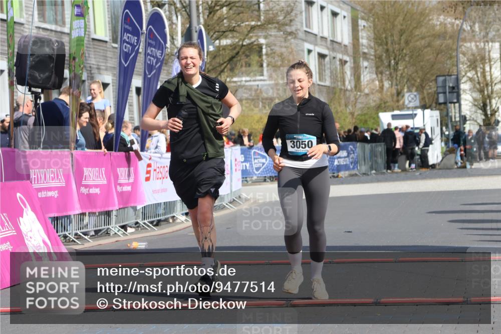 12.04.2026 - 45. Internationalen Wilhelmsburger Insellauf Strokosch-Dieckow http://msf.ph/oto/9477514 12.04.2026 11:37:47 Ziel 3050, 3051 meine-sportfotos.de