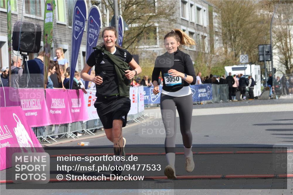 12.04.2026 - 45. Internationalen Wilhelmsburger Insellauf Strokosch-Dieckow http://msf.ph/oto/9477533 12.04.2026 11:37:47 Ziel 3050, 3051 meine-sportfotos.de