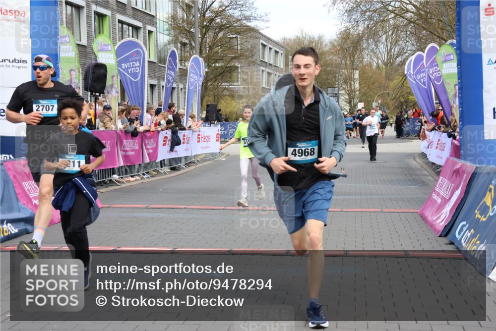 12.04.2026 - 45. Internationalen Wilhelmsburger Insellauf Strokosch-Dieckow http://msf.ph/oto/9478294 12.04.2026 12:58:26 Ziel 5211, 4968, 2707, 5169, 5214 meine-sportfotos.de