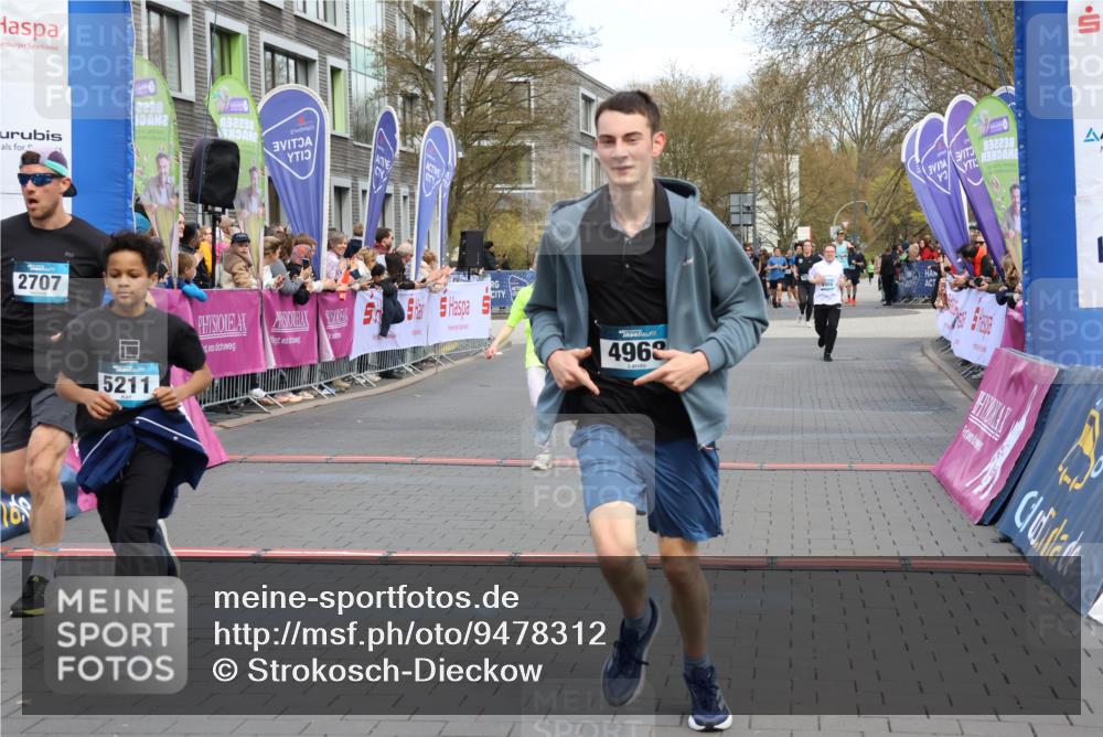 12.04.2026 - 45. Internationalen Wilhelmsburger Insellauf Strokosch-Dieckow http://msf.ph/oto/9478312 12.04.2026 12:58:26 Ziel 5211, 4968, 2707, 5169, 5214 meine-sportfotos.de