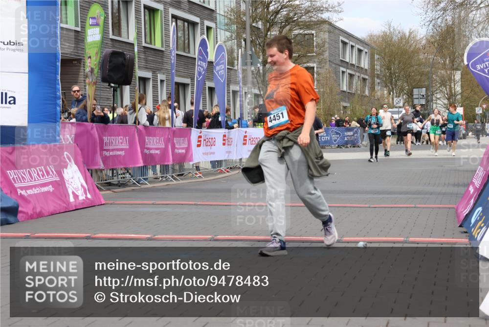 12.04.2026 - 45. Internationalen Wilhelmsburger Insellauf Strokosch-Dieckow http://msf.ph/oto/9478483 12.04.2026 13:29:40 Ziel 4451, 2650 meine-sportfotos.de