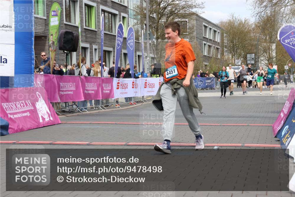 12.04.2026 - 45. Internationalen Wilhelmsburger Insellauf Strokosch-Dieckow http://msf.ph/oto/9478498 12.04.2026 13:29:39 Ziel 4451 meine-sportfotos.de