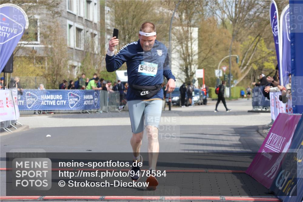12.04.2026 - 45. Internationalen Wilhelmsburger Insellauf Strokosch-Dieckow http://msf.ph/oto/9478584 12.04.2026 11:42:58 Ziel 5432 meine-sportfotos.de