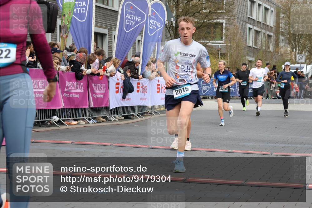 12.04.2026 - 45. Internationalen Wilhelmsburger Insellauf Strokosch-Dieckow http://msf.ph/oto/9479304 12.04.2026 12:59:23 Ziel 4822, 2015, 3926, 3728 meine-sportfotos.de