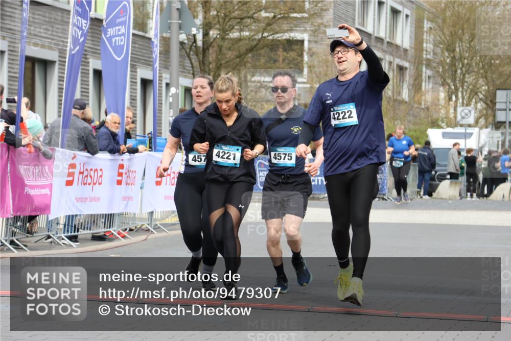 12.04.2026 - 45. Internationalen Wilhelmsburger Insellauf Strokosch-Dieckow http://msf.ph/oto/9479307 12.04.2026 13:28:19 Ziel 4222, 4221, 4575, 4574 meine-sportfotos.de