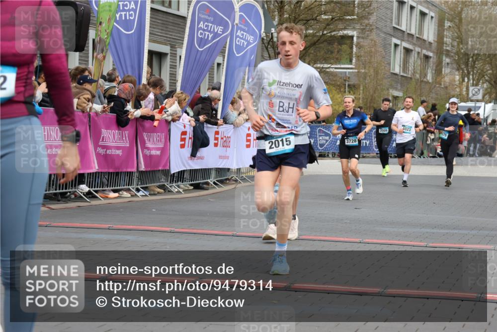 12.04.2026 - 45. Internationalen Wilhelmsburger Insellauf Strokosch-Dieckow http://msf.ph/oto/9479314 12.04.2026 12:59:23 Ziel 4822, 2015, 3926, 3728 meine-sportfotos.de