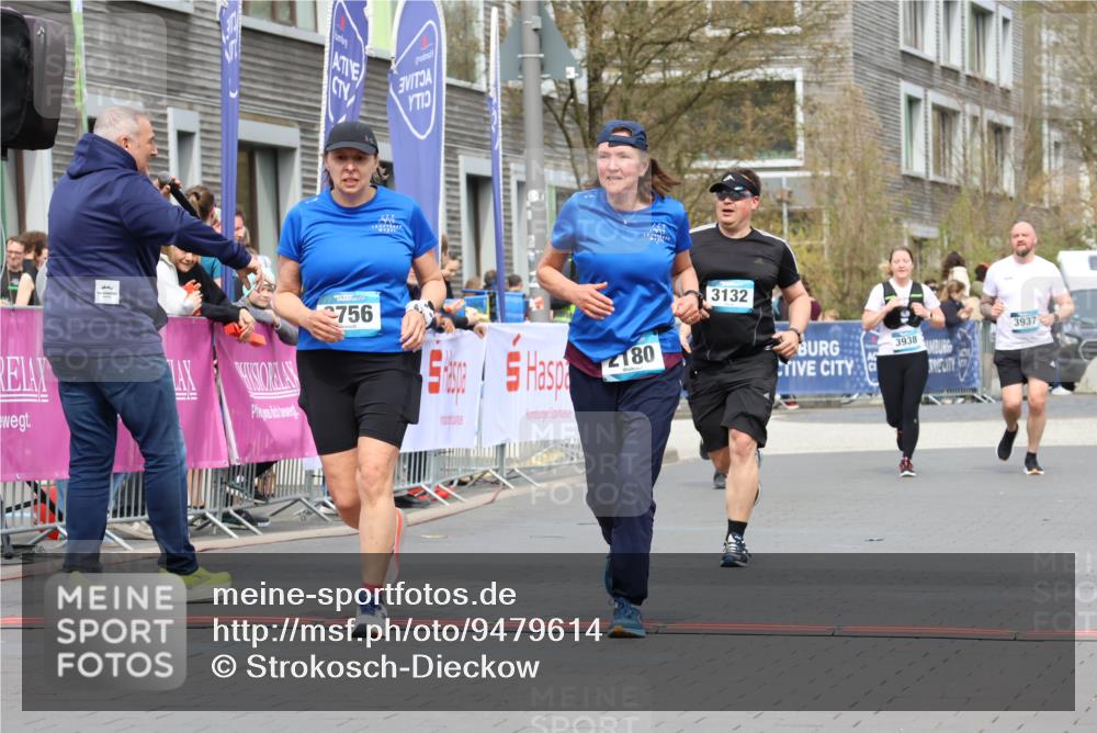 12.04.2026 - 45. Internationalen Wilhelmsburger Insellauf Strokosch-Dieckow http://msf.ph/oto/9479614 12.04.2026 13:28:07 Ziel 3215, 2756, 2180, 3132, 2875 meine-sportfotos.de