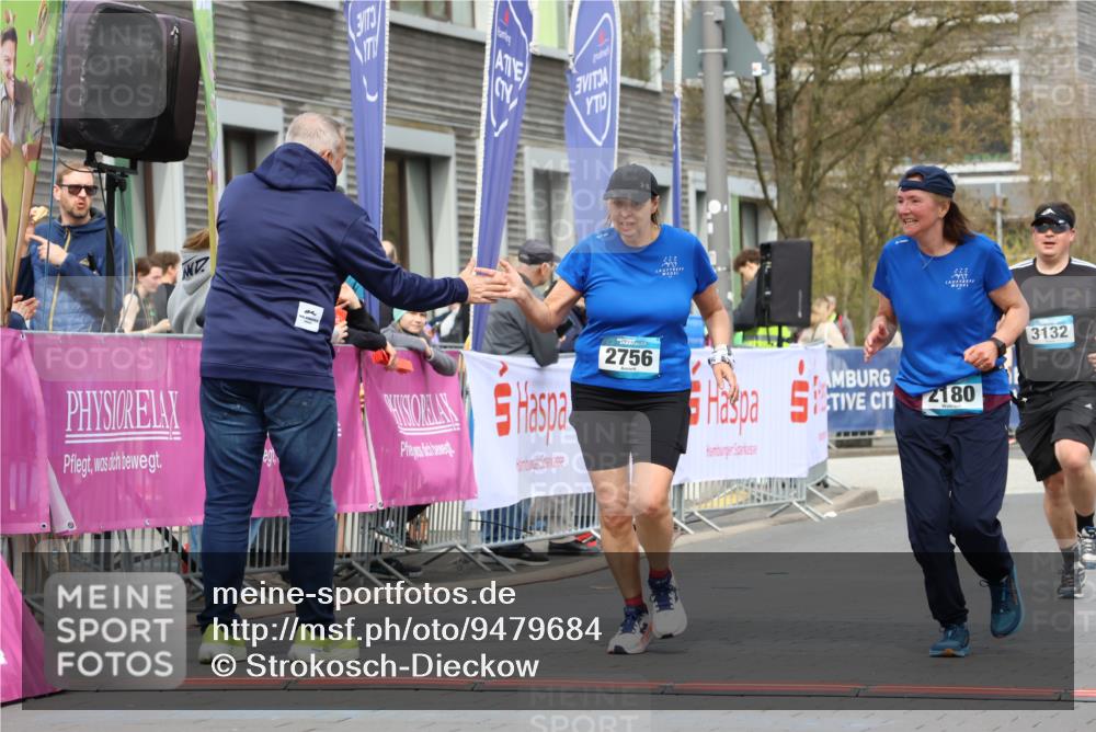 12.04.2026 - 45. Internationalen Wilhelmsburger Insellauf Strokosch-Dieckow http://msf.ph/oto/9479684 12.04.2026 13:28:06 Ziel 3215, 2756, 2180, 3132 meine-sportfotos.de