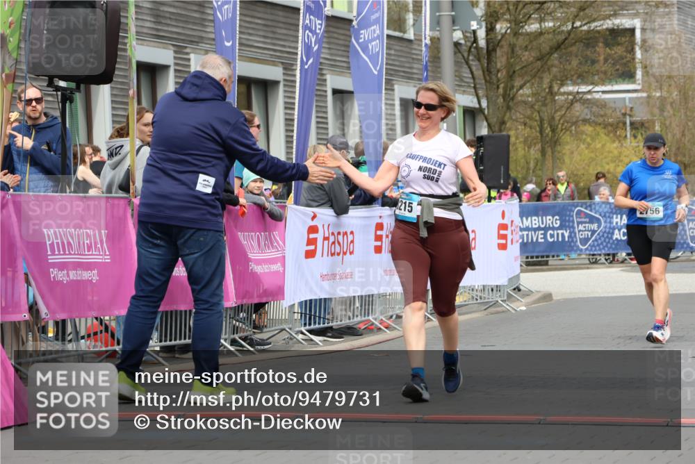 12.04.2026 - 45. Internationalen Wilhelmsburger Insellauf Strokosch-Dieckow http://msf.ph/oto/9479731 12.04.2026 13:28:03 Ziel 5222, 3215, 2756 meine-sportfotos.de