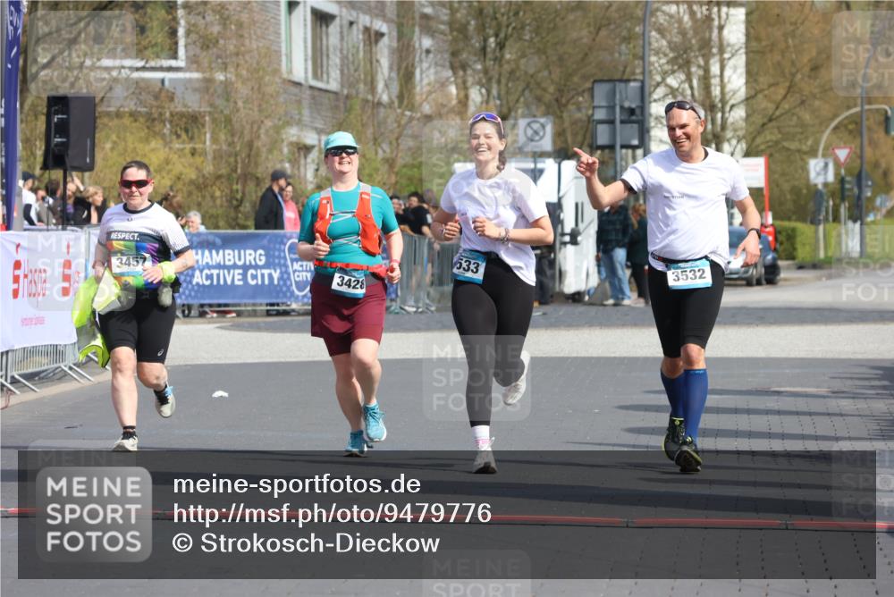 12.04.2026 - 45. Internationalen Wilhelmsburger Insellauf Strokosch-Dieckow http://msf.ph/oto/9479776 12.04.2026 11:48:09 Ziel 3533, 3532, 3457 meine-sportfotos.de