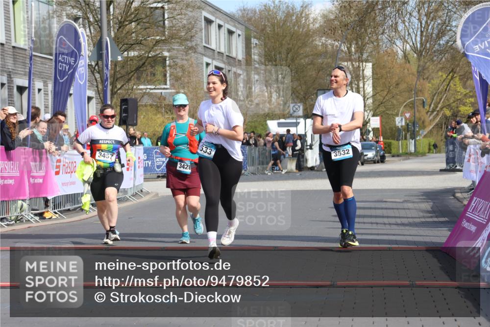 12.04.2026 - 45. Internationalen Wilhelmsburger Insellauf Strokosch-Dieckow http://msf.ph/oto/9479852 12.04.2026 11:48:11 Ziel 3533, 3532, 3457 meine-sportfotos.de