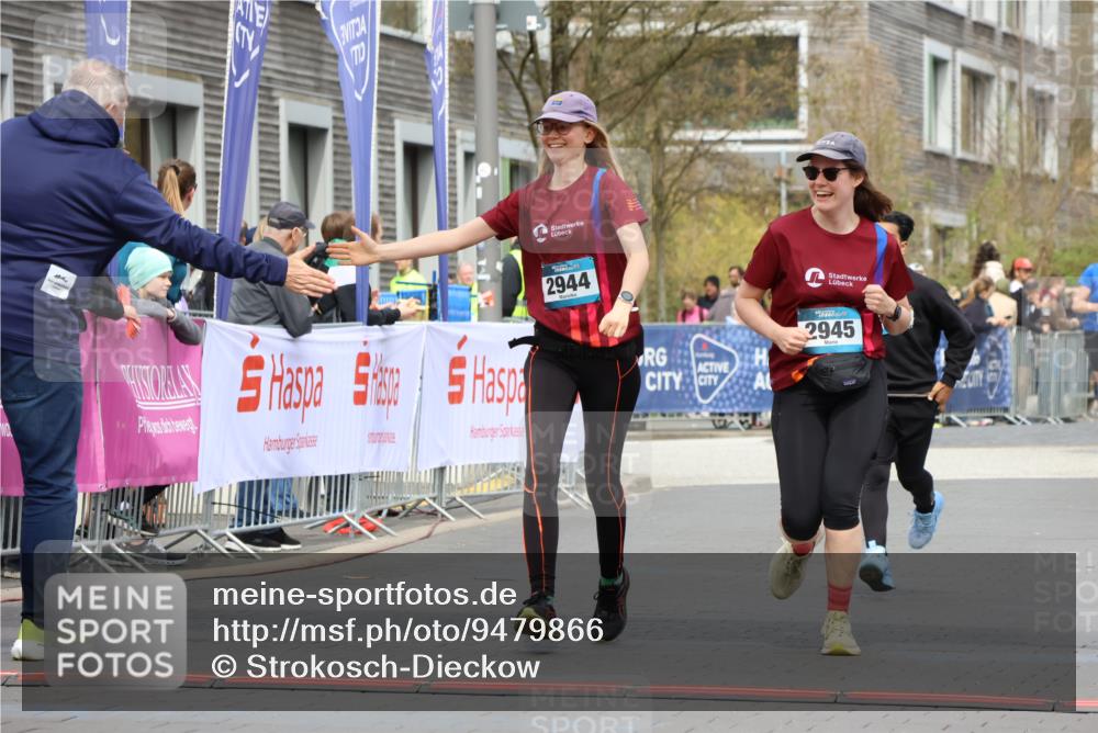 12.04.2026 - 45. Internationalen Wilhelmsburger Insellauf Strokosch-Dieckow http://msf.ph/oto/9479866 12.04.2026 13:27:57 Ziel 2944, 2945, 5222 meine-sportfotos.de