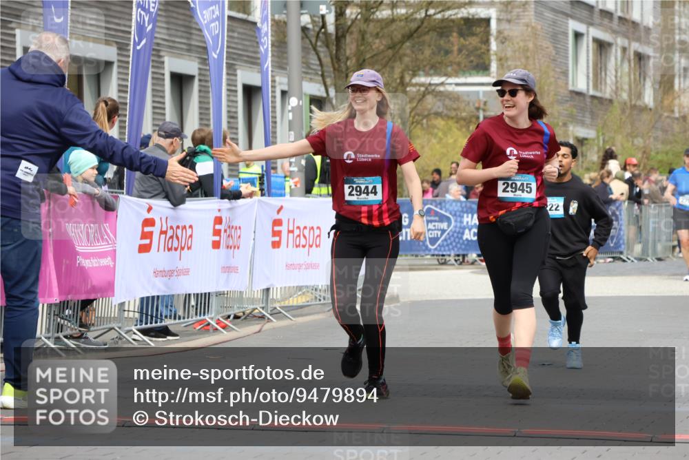 12.04.2026 - 45. Internationalen Wilhelmsburger Insellauf Strokosch-Dieckow http://msf.ph/oto/9479894 12.04.2026 13:27:57 Ziel 2944, 2945, 5222 meine-sportfotos.de