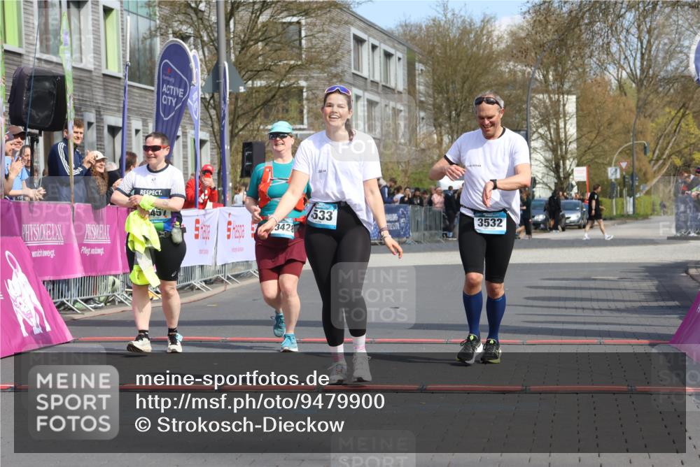 12.04.2026 - 45. Internationalen Wilhelmsburger Insellauf Strokosch-Dieckow http://msf.ph/oto/9479900 12.04.2026 11:48:12 Ziel 3533, 3532, 3457 meine-sportfotos.de