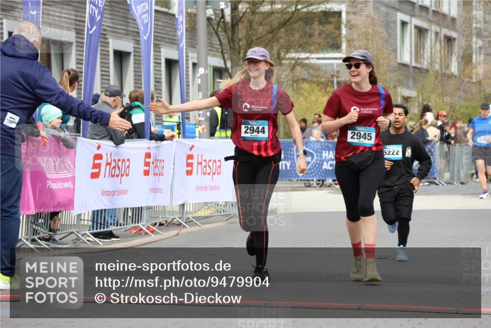 12.04.2026 - 45. Internationalen Wilhelmsburger Insellauf Strokosch-Dieckow http://msf.ph/oto/9479904 12.04.2026 13:27:56 Ziel 2944, 2945, 5222 meine-sportfotos.de