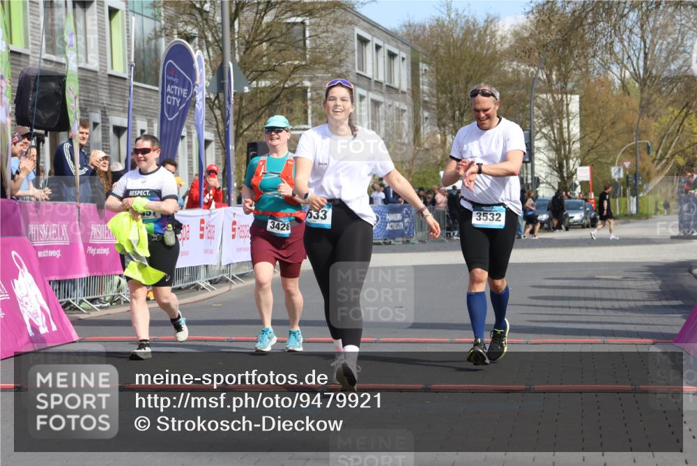 12.04.2026 - 45. Internationalen Wilhelmsburger Insellauf Strokosch-Dieckow http://msf.ph/oto/9479921 12.04.2026 11:48:12 Ziel 3533, 3532, 3457 meine-sportfotos.de