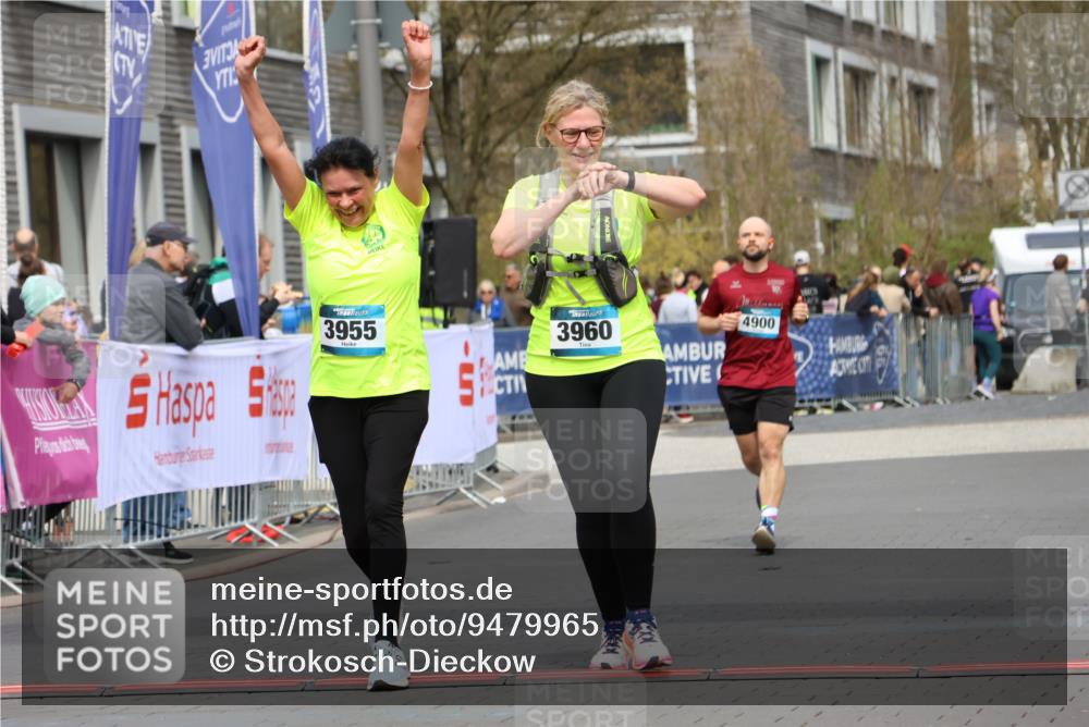12.04.2026 - 45. Internationalen Wilhelmsburger Insellauf Strokosch-Dieckow http://msf.ph/oto/9479965 12.04.2026 13:27:42 Ziel 2969, 3888, 3960, 3955 meine-sportfotos.de