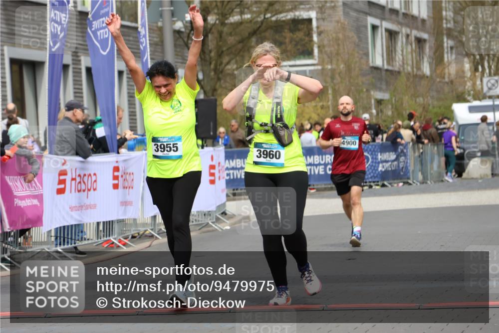 12.04.2026 - 45. Internationalen Wilhelmsburger Insellauf Strokosch-Dieckow http://msf.ph/oto/9479975 12.04.2026 13:27:42 Ziel 2969, 3888, 3960, 3955 meine-sportfotos.de