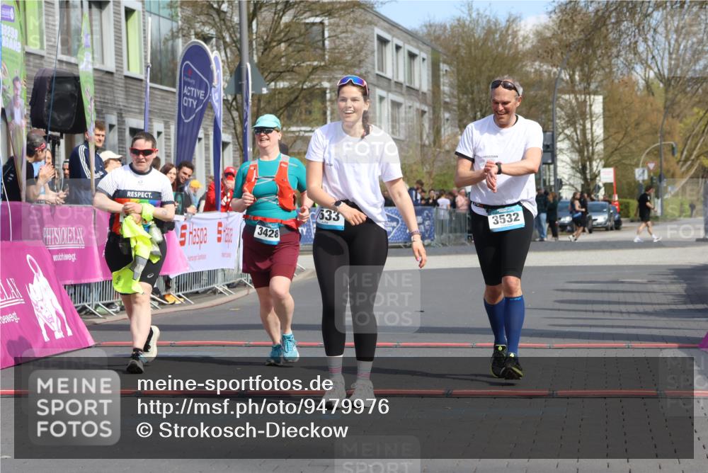 12.04.2026 - 45. Internationalen Wilhelmsburger Insellauf Strokosch-Dieckow http://msf.ph/oto/9479976 12.04.2026 11:48:13 Ziel 3533, 3532, 3457 meine-sportfotos.de