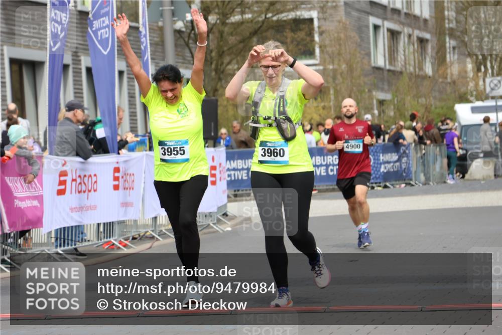 12.04.2026 - 45. Internationalen Wilhelmsburger Insellauf Strokosch-Dieckow http://msf.ph/oto/9479984 12.04.2026 13:27:42 Ziel 2969, 3888, 3960, 3955 meine-sportfotos.de