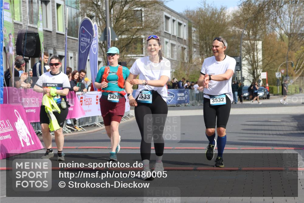 12.04.2026 - 45. Internationalen Wilhelmsburger Insellauf Strokosch-Dieckow http://msf.ph/oto/9480005 12.04.2026 11:48:13 Ziel 3533, 3532, 3457 meine-sportfotos.de