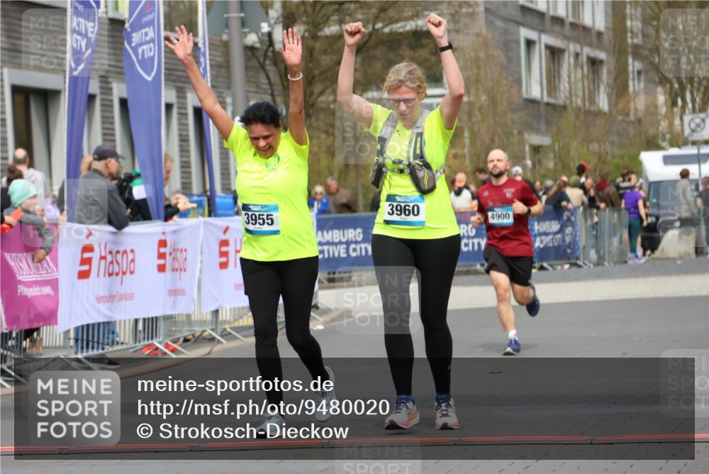 12.04.2026 - 45. Internationalen Wilhelmsburger Insellauf Strokosch-Dieckow http://msf.ph/oto/9480020 12.04.2026 13:27:42 Ziel 2969, 3888, 3960, 3955 meine-sportfotos.de