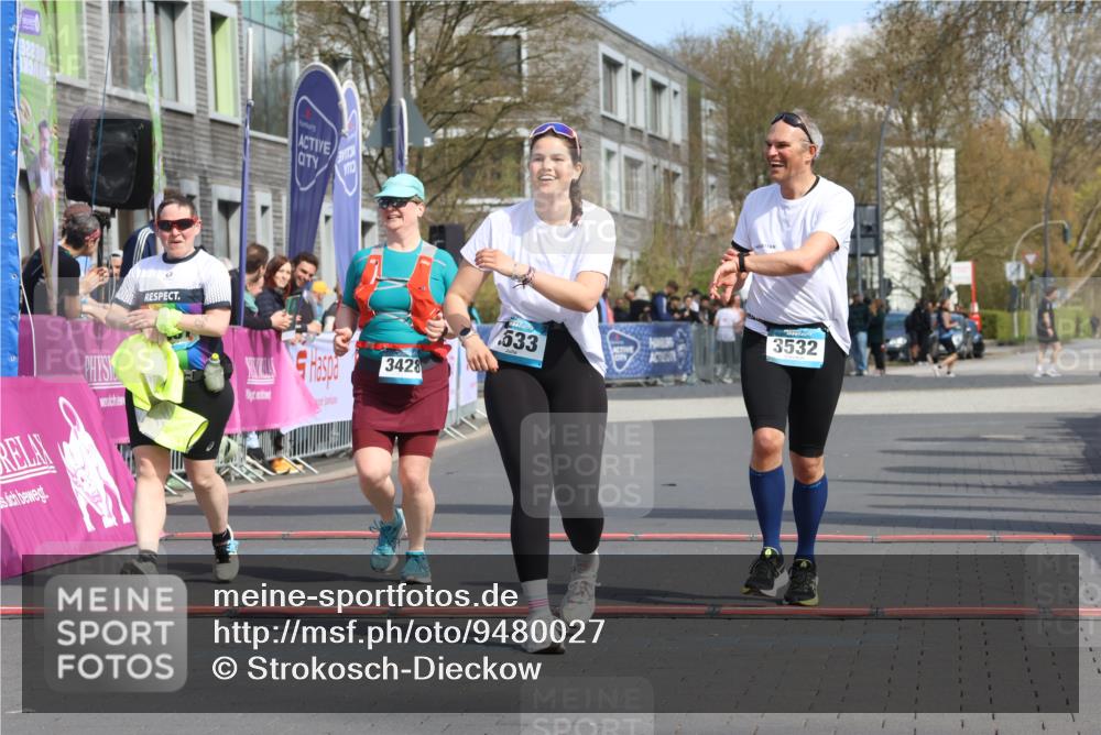 12.04.2026 - 45. Internationalen Wilhelmsburger Insellauf Strokosch-Dieckow http://msf.ph/oto/9480027 12.04.2026 11:48:13 Ziel 3533, 3532, 3457 meine-sportfotos.de