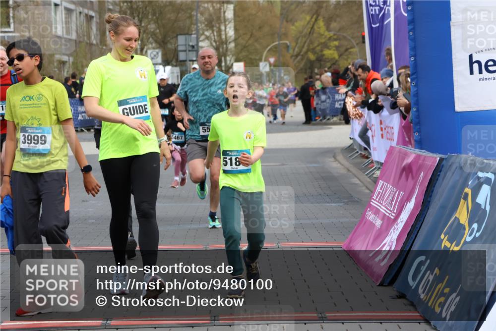 12.04.2026 - 45. Internationalen Wilhelmsburger Insellauf Strokosch-Dieckow http://msf.ph/oto/9480100 12.04.2026 13:00:16 Ziel 3999, 5183, 5863, 5550, 5074, 5467 meine-sportfotos.de
