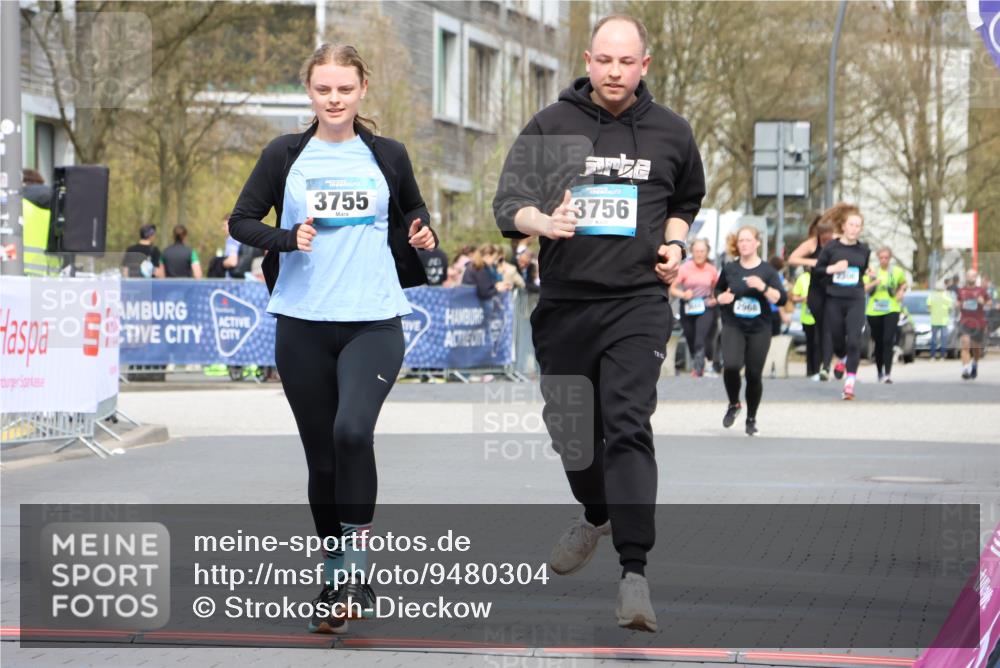 12.04.2026 - 45. Internationalen Wilhelmsburger Insellauf Strokosch-Dieckow http://msf.ph/oto/9480304 12.04.2026 13:27:24 Ziel 2721, 3756, 3755 meine-sportfotos.de